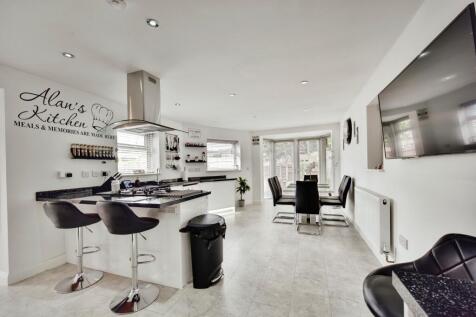 Open Plan Modern Kitchen and Dining Space