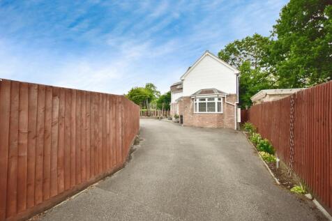 Access To The Back Private Driveway and Front Side Garden