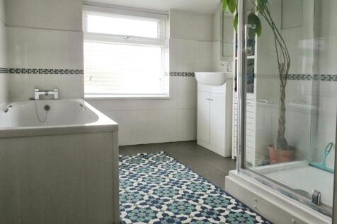 3 BathroomTowardBath.JPG