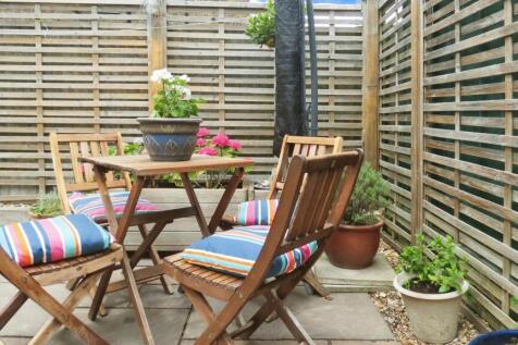 15 GardnenFurniture.JPG
