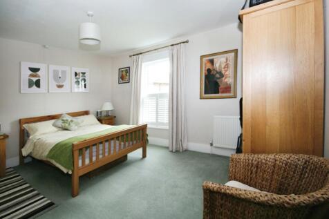 18 FrontBedroomTowards Window.JPG