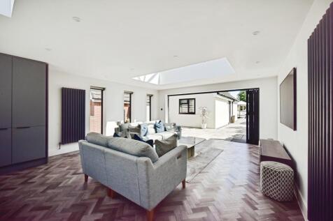 Open Plan Modern Kitchen/Diner Family Seating Area
