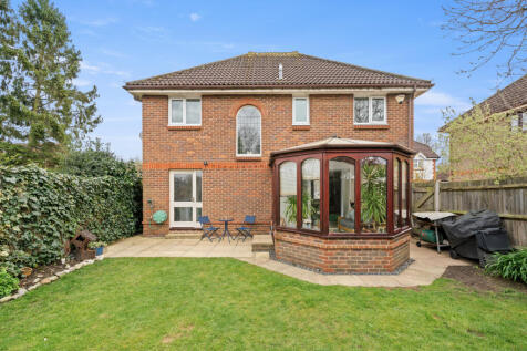 5 Summer Place KT15019