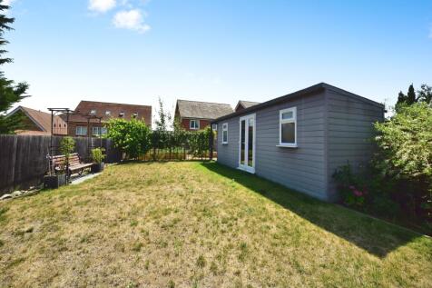 Private Rear Garden With Summer House &amp; Allotment View