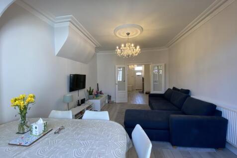 lounge/dining area