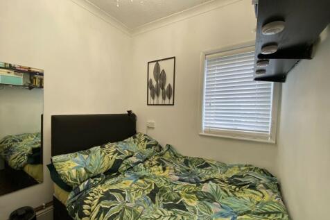 Ground floor bedroom/study