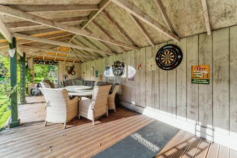 22.Sheltered Decking