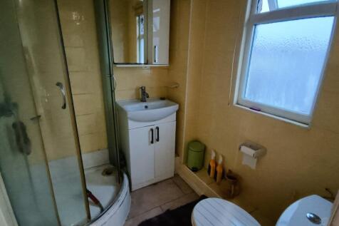 Ensuite to Bedroom 4