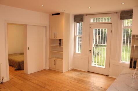 Lounge/Dining Area (2)