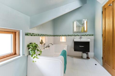 Family Bathroom1