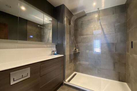 en-suite shower