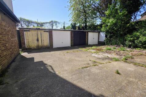 Garage en bloc (left hand side at end)