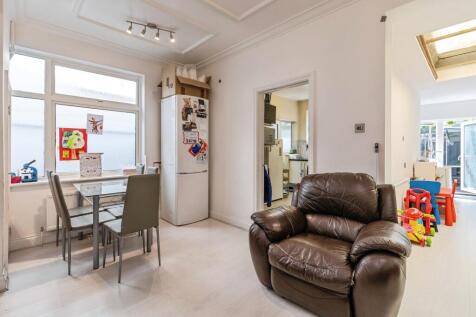 Lounge/Dining Area (2)