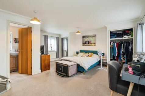 Master Bedroom / En-suite