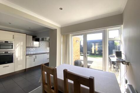 open plan kitchen/dining area