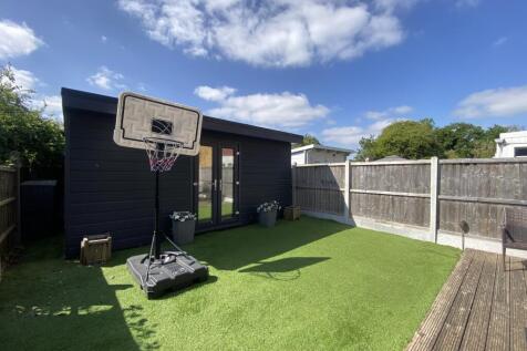 garden with games room/studio