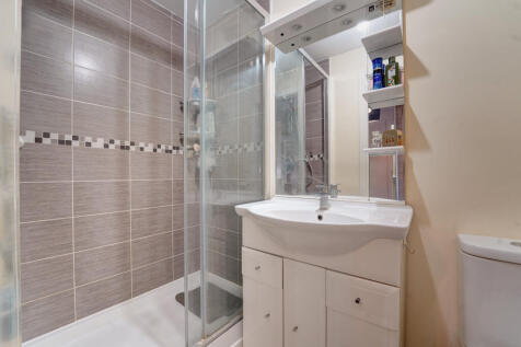 Master Bedroom En Suite Shot 2