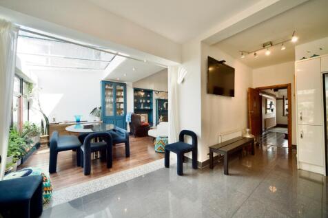 Dining Area (2)