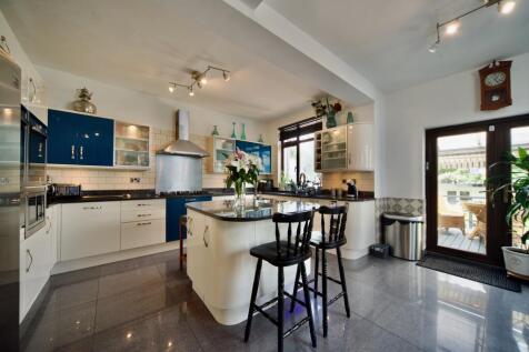 Kitchen/Breakfast Bar Area (2)