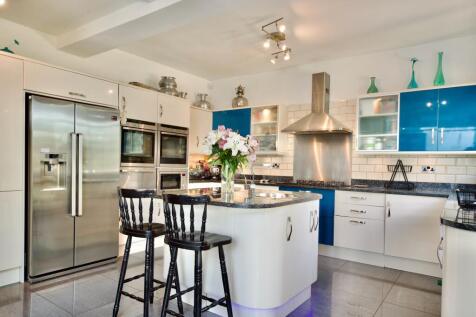 Kitchen/Breakfast Bar Area (4)