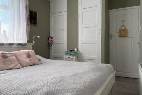 06. Bedroom 1 (2)