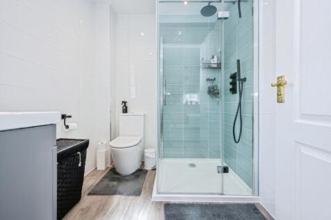 SMALL SINGLE SHOWER WITH WC AND WASH HAND BASIN
