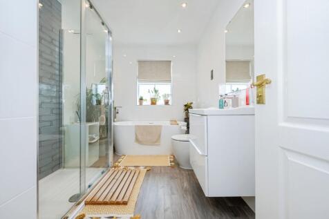 LOOKS LIKE FAMILY BATHROOM WITH TUB