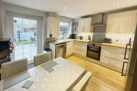 LOUNGE/KITCHEN DINING ROOM