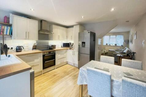 LOUNGE/KITCHEN DINING ROOM