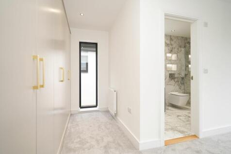 Principal Bedroom Suite - First Floor
