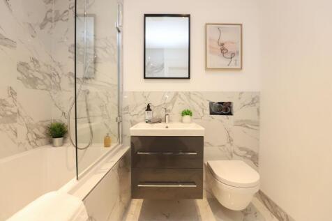 Bathroom Apt 16