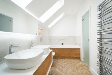 En-suite Bathroom to Bedroom 2