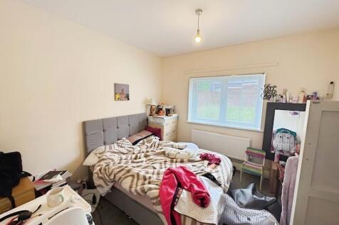 7ea4ea02-Bedroom