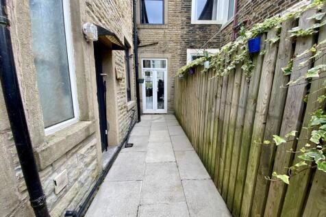 Rear Yard Pic1