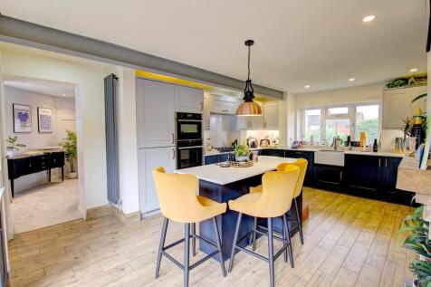 Kitchen (alt view)
