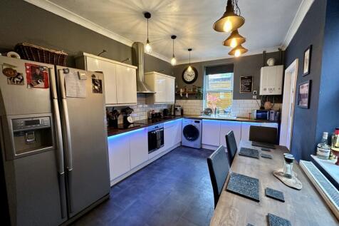 6. Kitchen.JPG