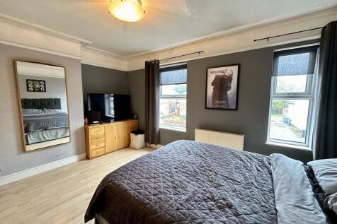 9. Master bedroom.JPG