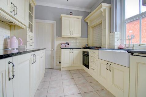 Kitchen (alt view)
