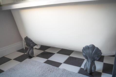 Family Bathroom (L1)