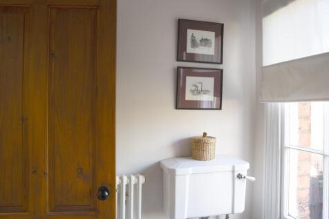 Family Bathroom (L2)