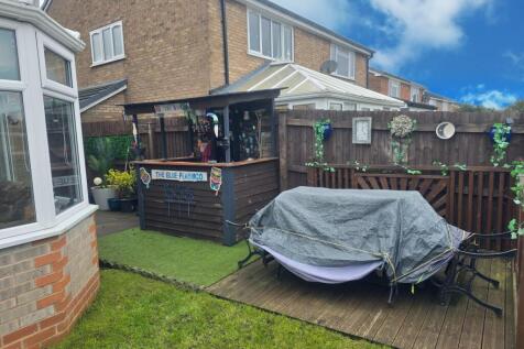 Tiki bar &amp; decking