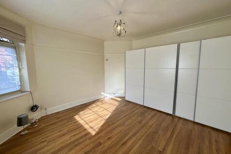 11. Master bedroom.JPG