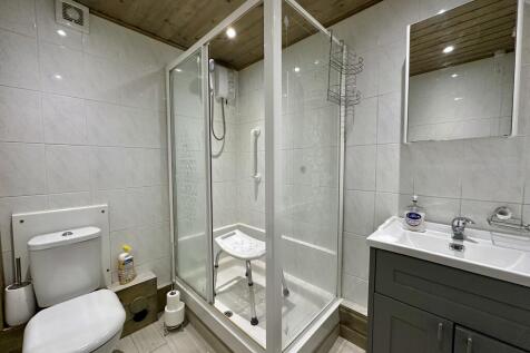 13. Shower room.JPG
