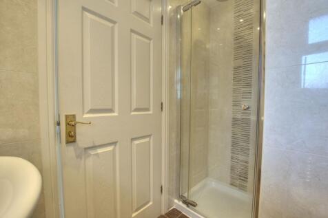 13. Master en-suite