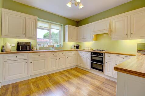 Kitchen (alt view)