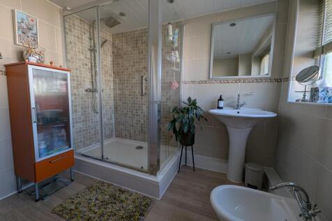 Family Bathroom 1