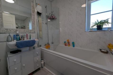 Family bathroom 1
