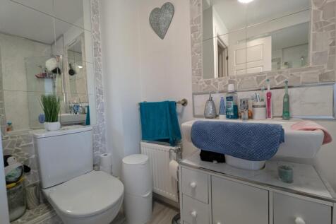 Family Bathroom 2