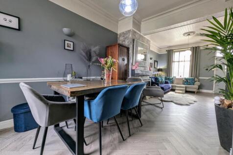 Dining &amp; Lounge Areas