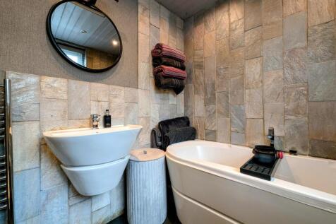 Family Bathroom 1